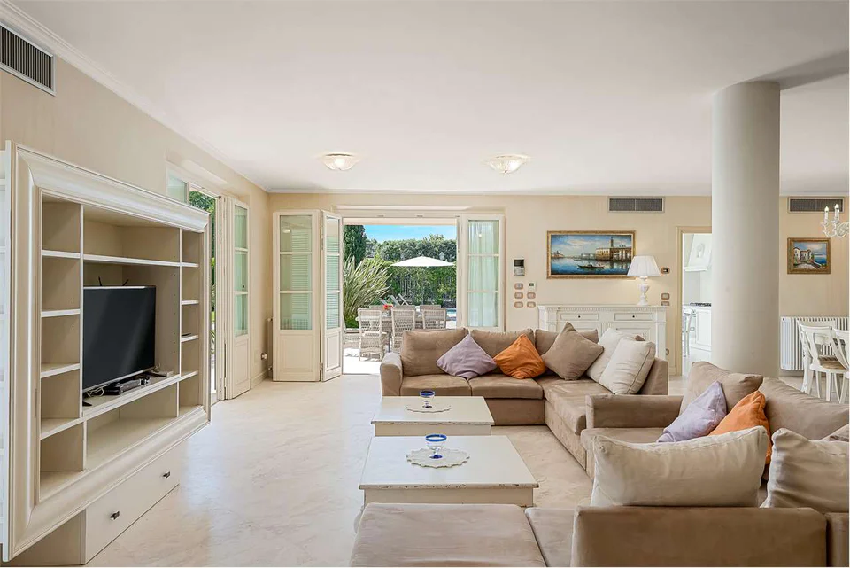 Luxury Villa with Pool Near the Sea — image 42