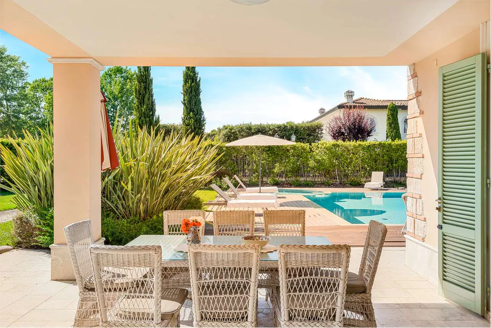 Luxury Villa with Pool Near the Sea — image 3