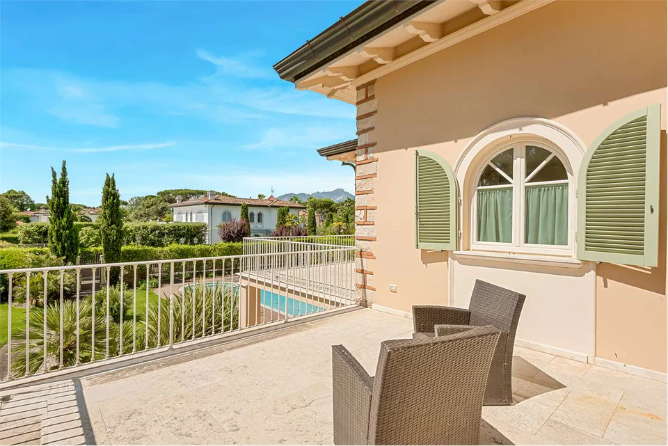 Luxury Villa with Pool Near the Sea — image 19