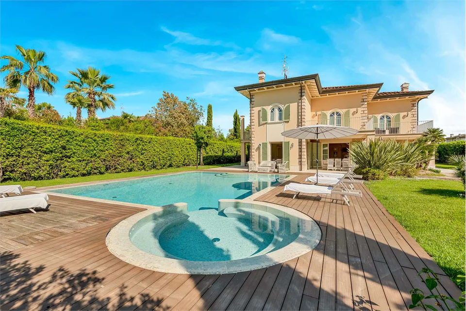 Luxury Villa with Pool Near the Sea — image 48