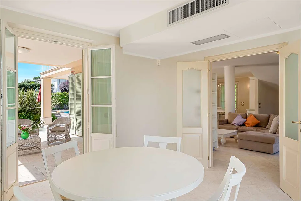 Luxury Villa with Pool Near the Sea — image 33