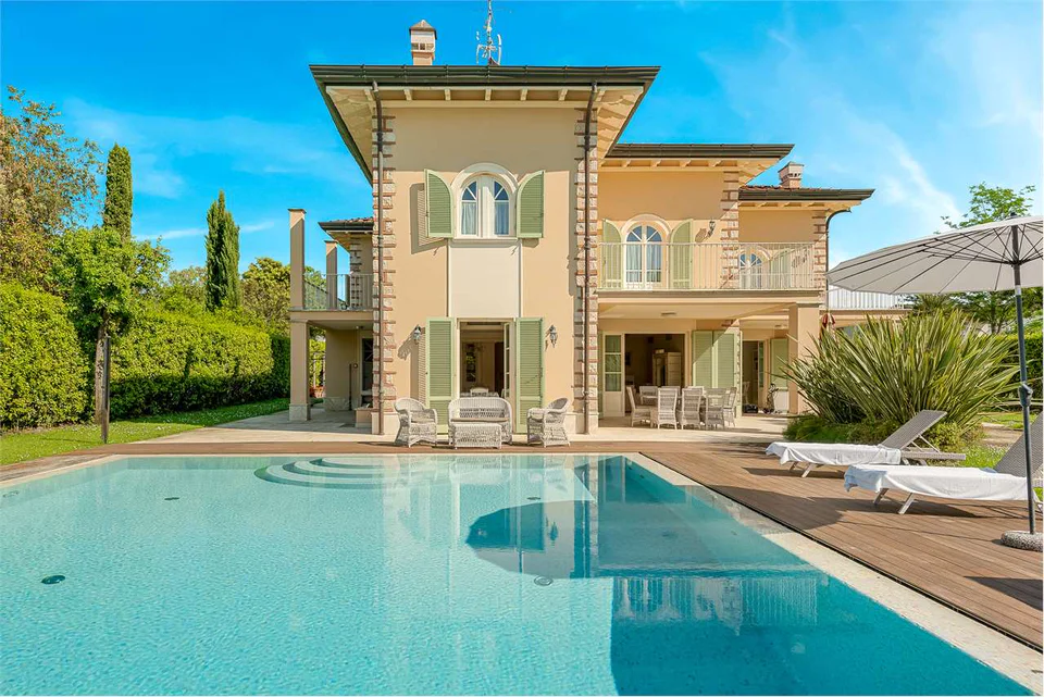 Luxury Villa with Pool Near the Sea — image 9