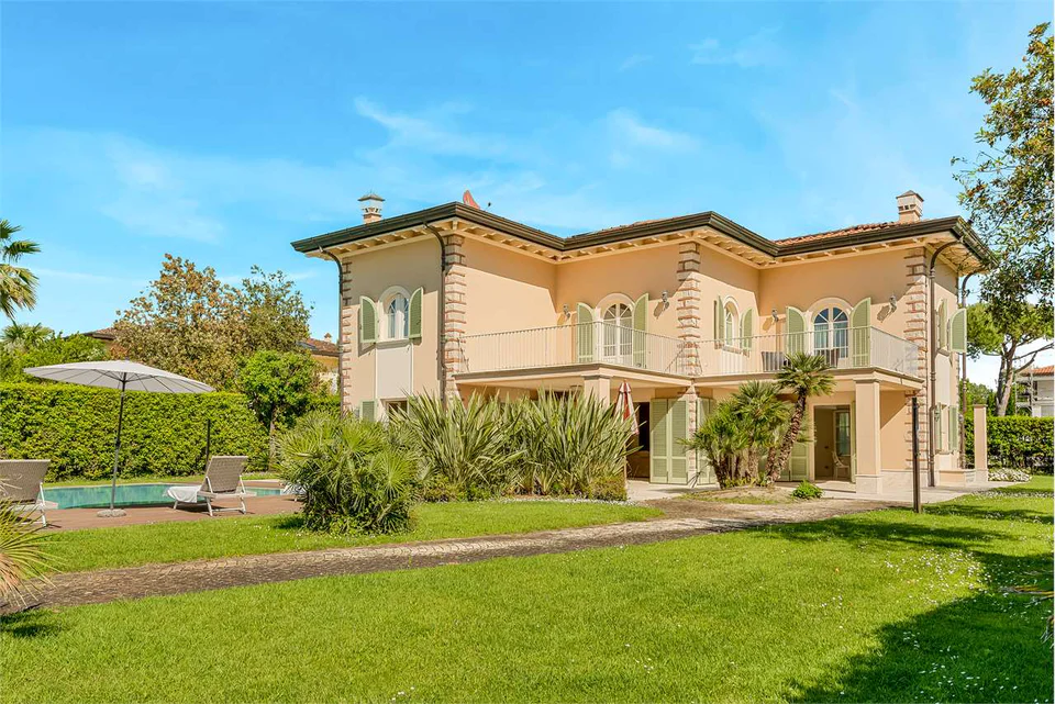 Luxury Villa with Pool Near the Sea — image 7