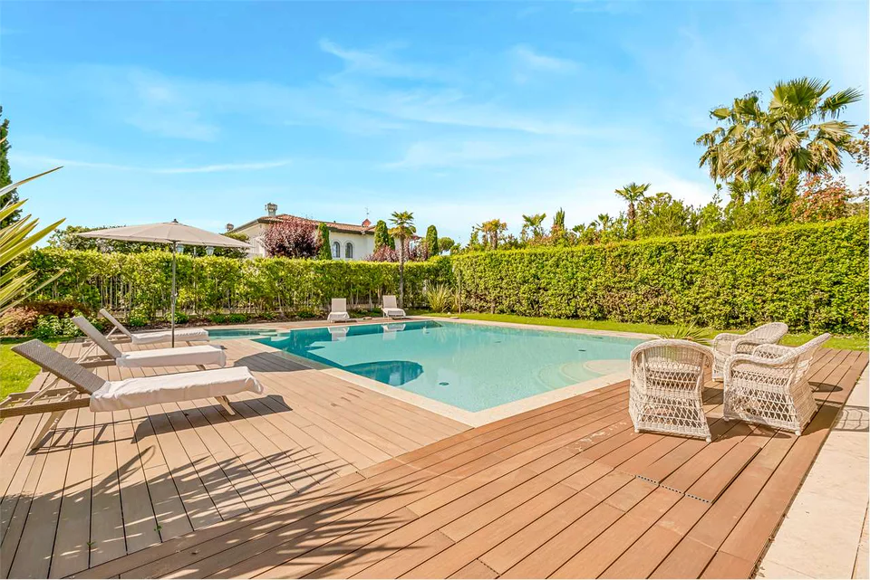 Luxury Villa with Pool Near the Sea — image 5