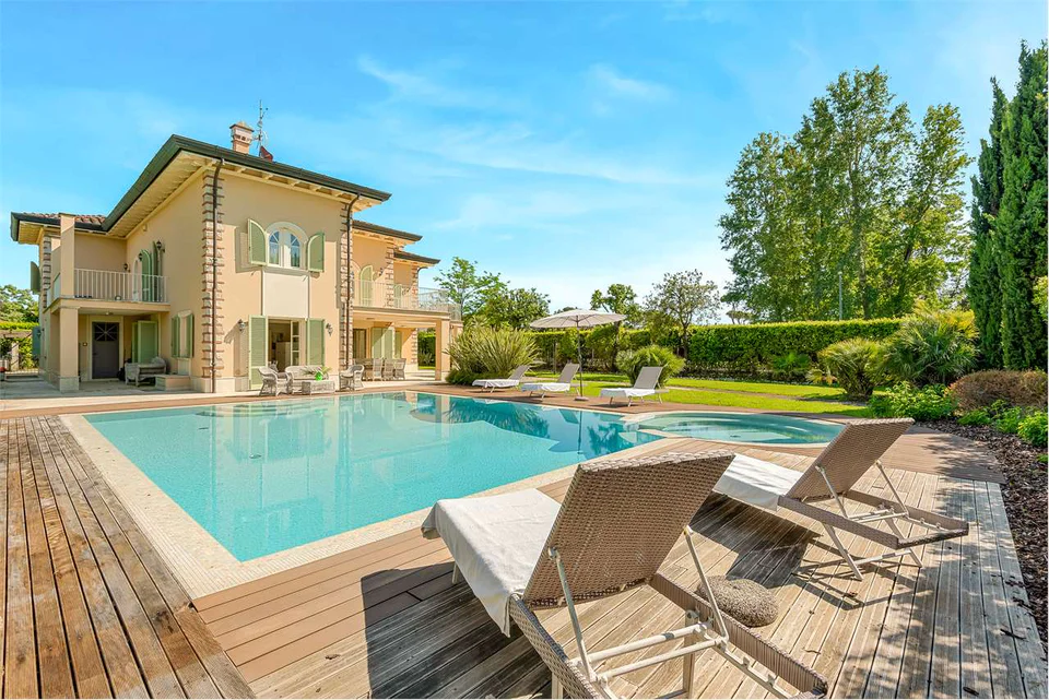 Luxury Villa with Pool Near the Sea — image 1