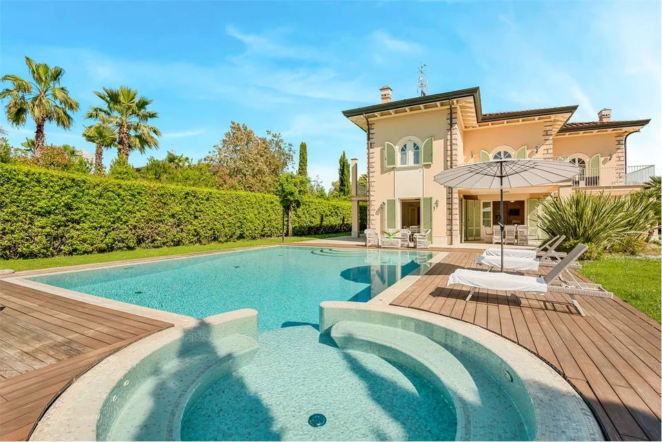 Luxury Villa with Pool Near the Sea — image 2