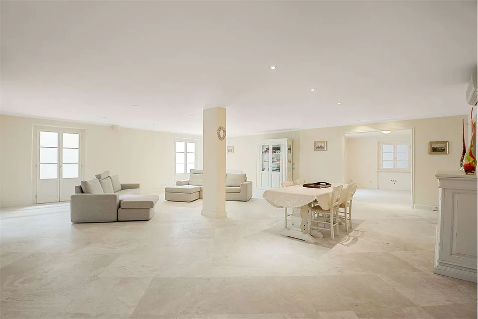 Luxury Villa with Pool Near the Sea — image 39