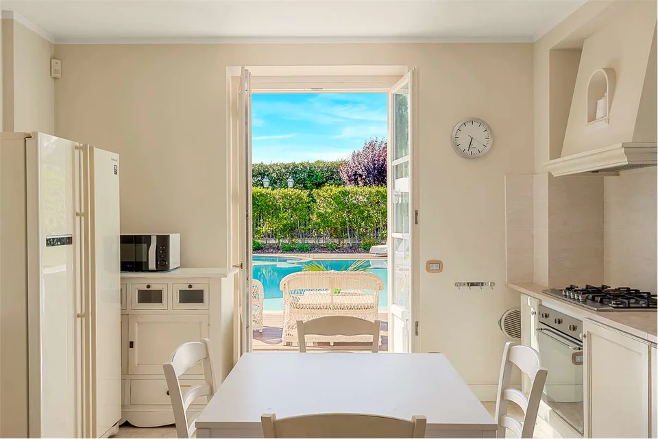 Luxury Villa with Pool Near the Sea — image 4