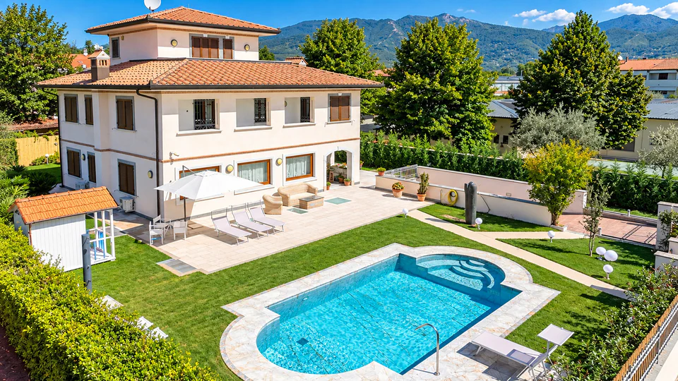Вилла с бассейном в Форте-дей-Марми — 900 метров от моря — Villa con piscina — Forte dei Marmi — фото 1