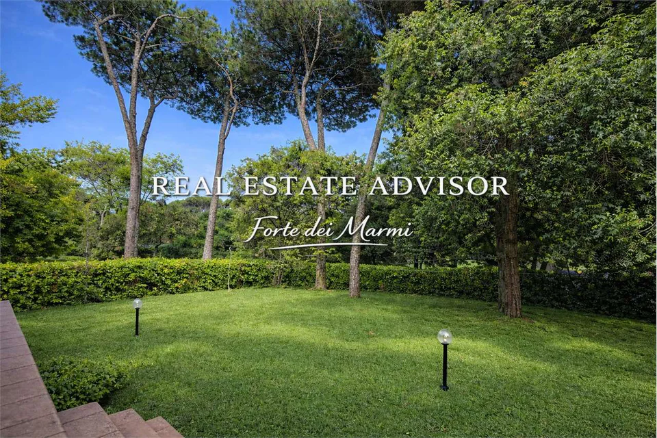 Vittoria Apuana, Forte dei Marmi — A Villa Among Centuries-Old Pines, Just 300 m from the Sea — image 3