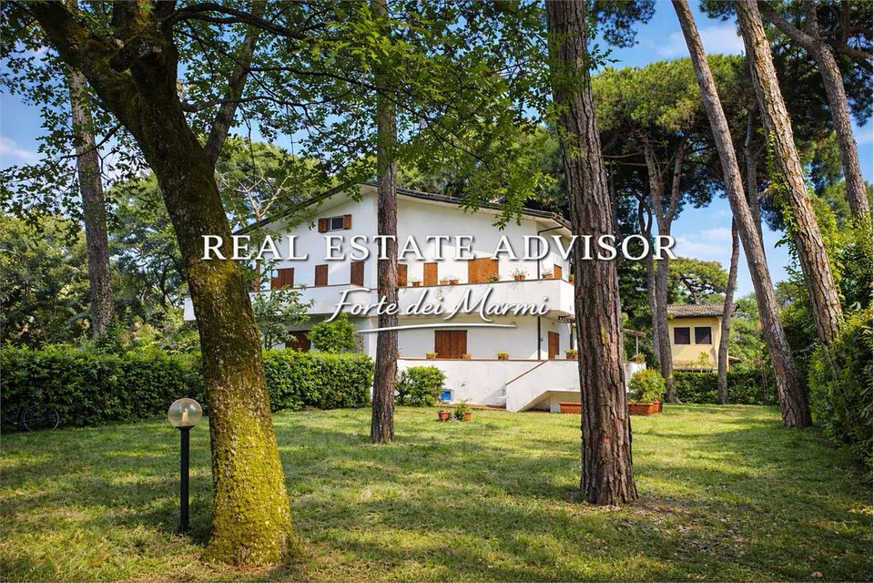 Vittoria Apuana, Forte dei Marmi — A Villa Among Centuries-Old Pines, Just 300 m from the Sea — image 2