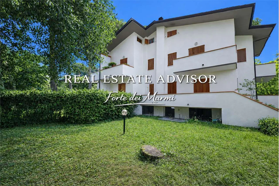 Vittoria Apuana, Forte dei Marmi — A Villa Among Centuries-Old Pines, Just 300 m from the Sea — image 7