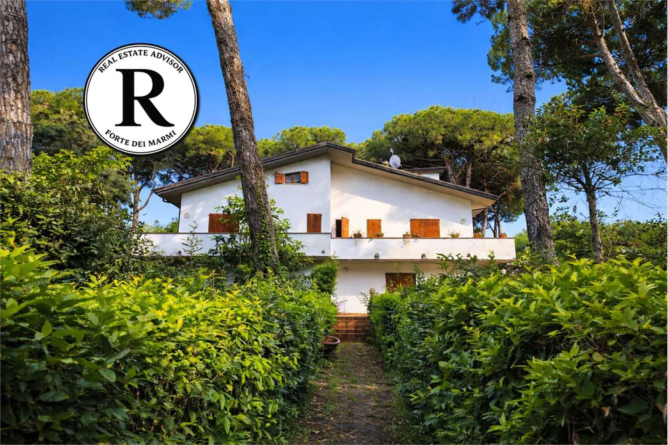 Vittoria Apuana, Forte dei Marmi — A Villa Among Centuries-Old Pines, Just 300 m from the Sea — image 4