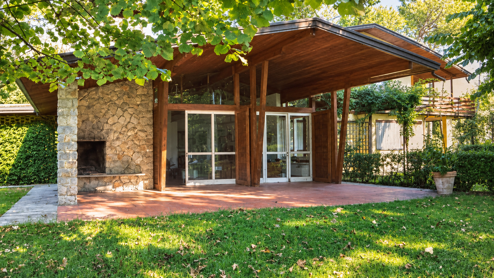 Villa Passigli a Ronchi con portico in legno e camino in pietra