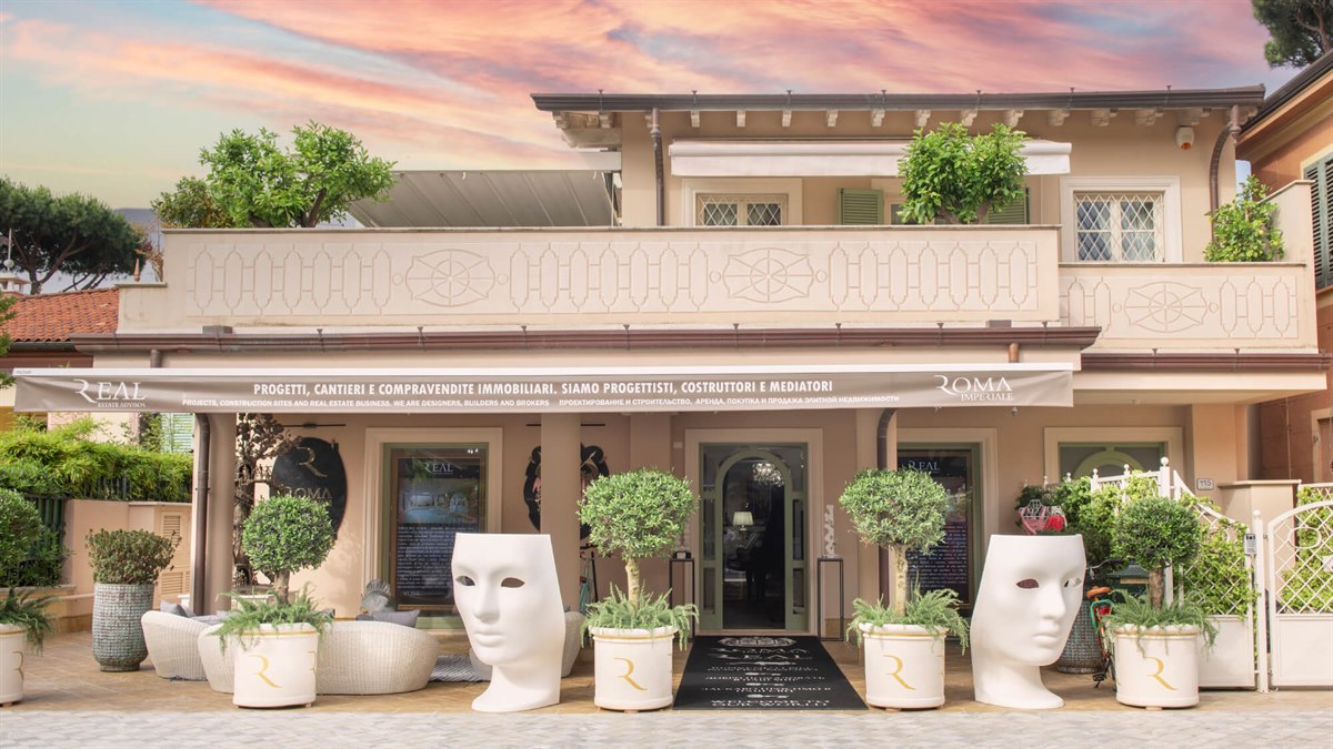 Facciata della sede di Real Estate Advisor a Forte dei Marmi