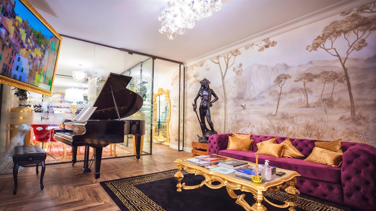 La sede di Real Estate Advisor a Forte dei Marmi, con il pianoforte e il salone dedicato all’accoglienza