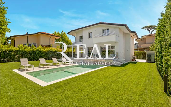 Villa for sale in Pietrasanta