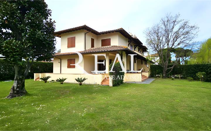 Спаренная вилла (вилла на две семьи) в аренду в Forte dei Marmi