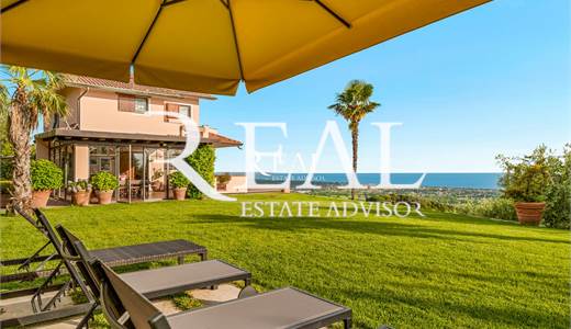 Elegante Villa su Tre Livelli con Vista Mare