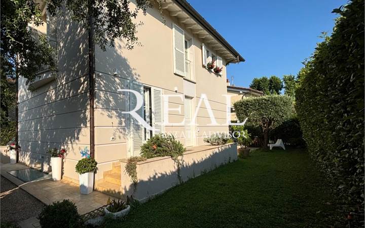 Pietrasanta – Modern Prestigious Villa Near Sea   
