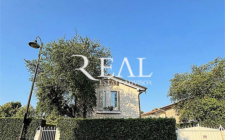 Pietrasanta – Modern Prestigious Villa Near Sea   