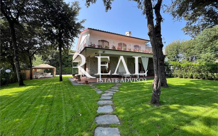 Elegante Villa Indipendente con Giardino Privato