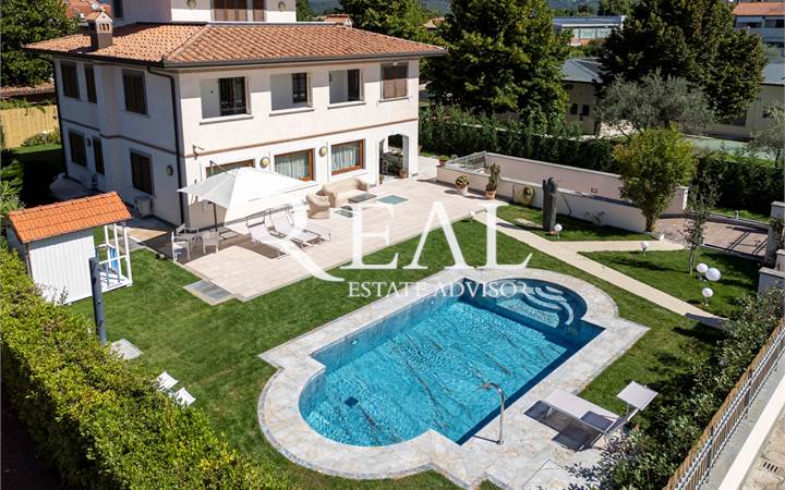 Villa with pool in the center of Forte dei Marmi, just 900 m from the sea