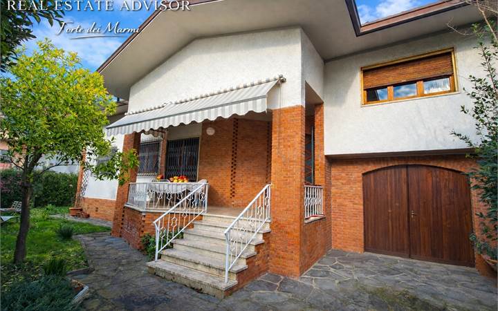 Detached Villa with Garden and Parking Space