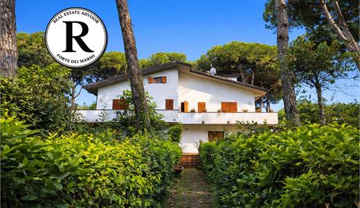 Vittoria Apuana, a pochi passi dal mare: una villa tra i pini secolari