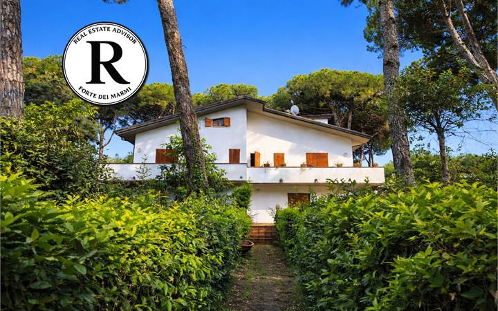 Vittoria Apuana, a pochi passi dal mare: una villa tra i pini secolari