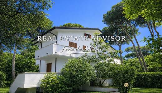 Vittoria Apuana, a pochi passi dal mare: una villa tra i pini secolari