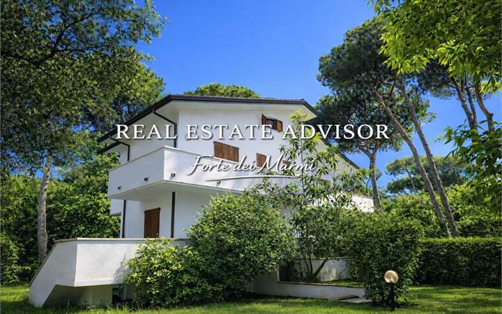 Виттория Апуана, Форте-дей-Марми — вилла среди вековых сосен, всего в 300 м от моря