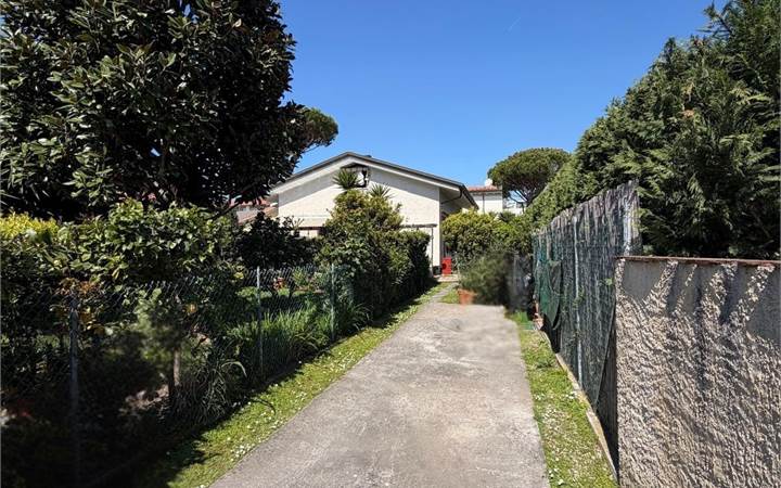Forte dei Marmi – Villetta indipendente con giardino a 600 m dal mare e dal centro.