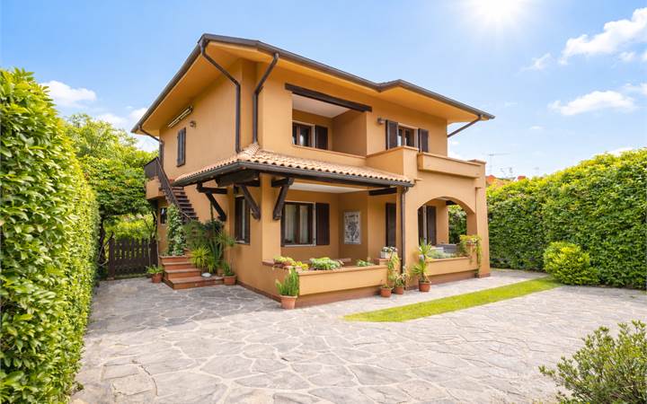 Ampia villa indipendente con giardino di 800 mq – Forte dei Marmi
