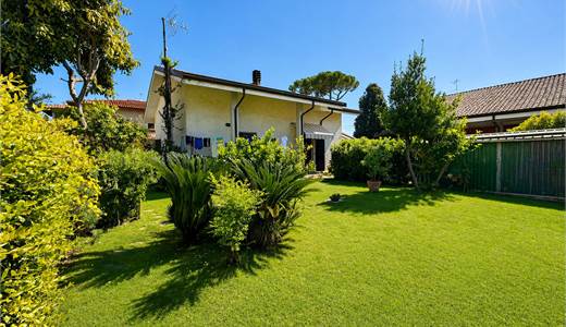 Forte dei Marmi – Villetta indipendente con giardino a 600 m dal mare e dal centro.