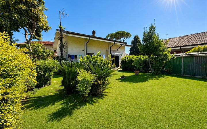 Forte dei Marmi – Villetta indipendente con giardino a 600 m dal mare e dal centro.
