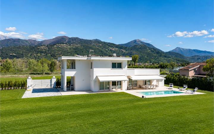 Престижная вилла с частным парком 10.000 м²