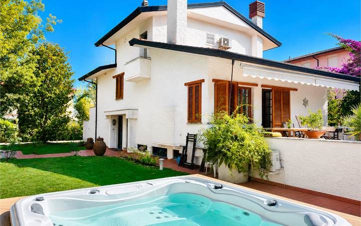 Villa for rent in Forte dei Marmi
