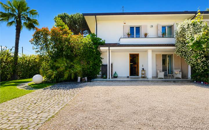 Villa Mimi – Elegante villa con giardino privato e jacuzzi vicino Roma Imperiale