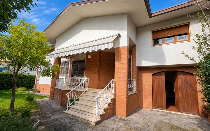 Villa indipendente con giardino e posto auto
