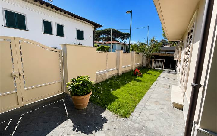 Вилла на продажу в Forte dei Marmi